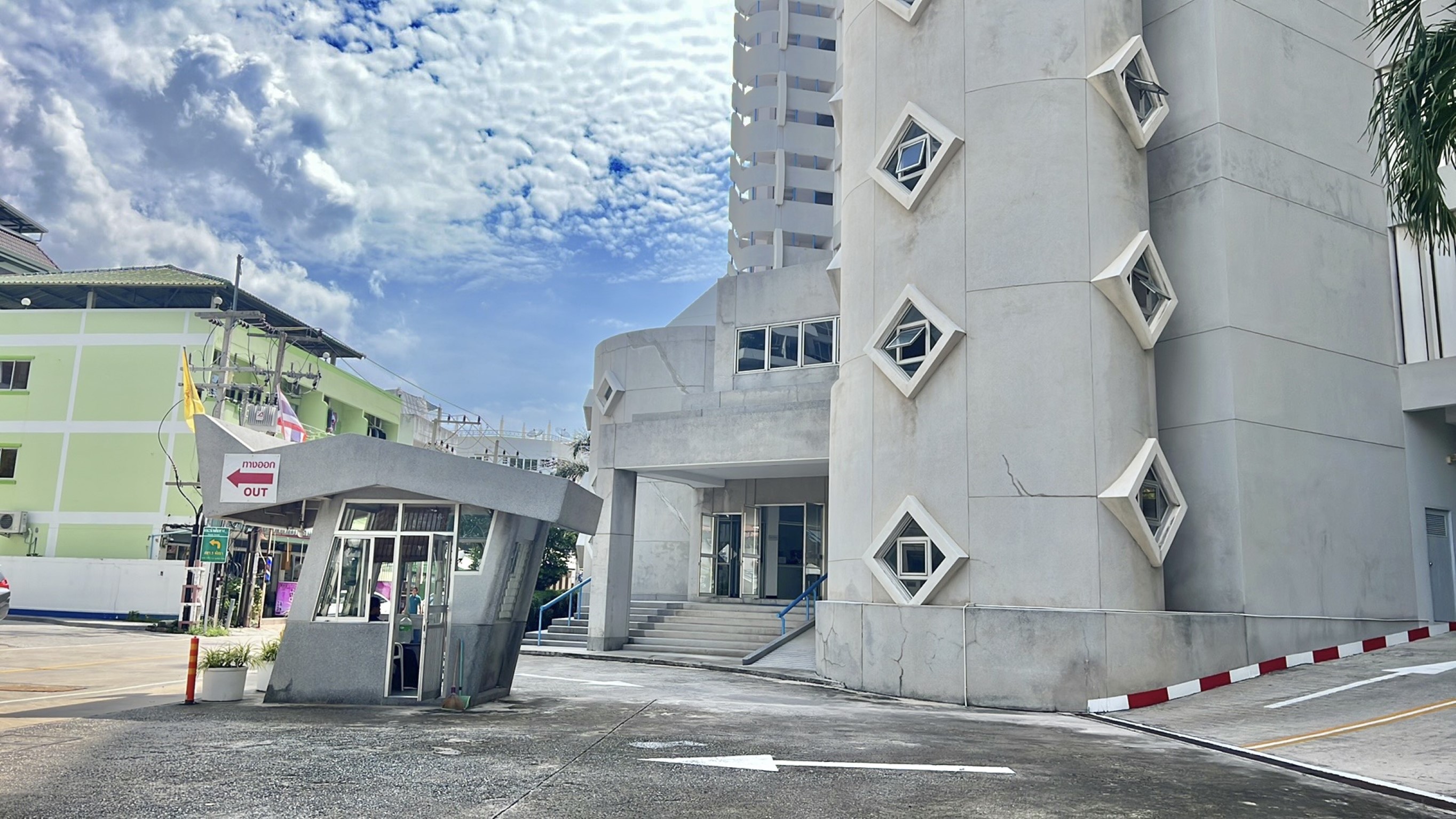 Peak Condo/F5 1 BED · 2 BATH · 105 SQ M · 1 BALCONY · CORNER CONDO · SEA VIEW 42