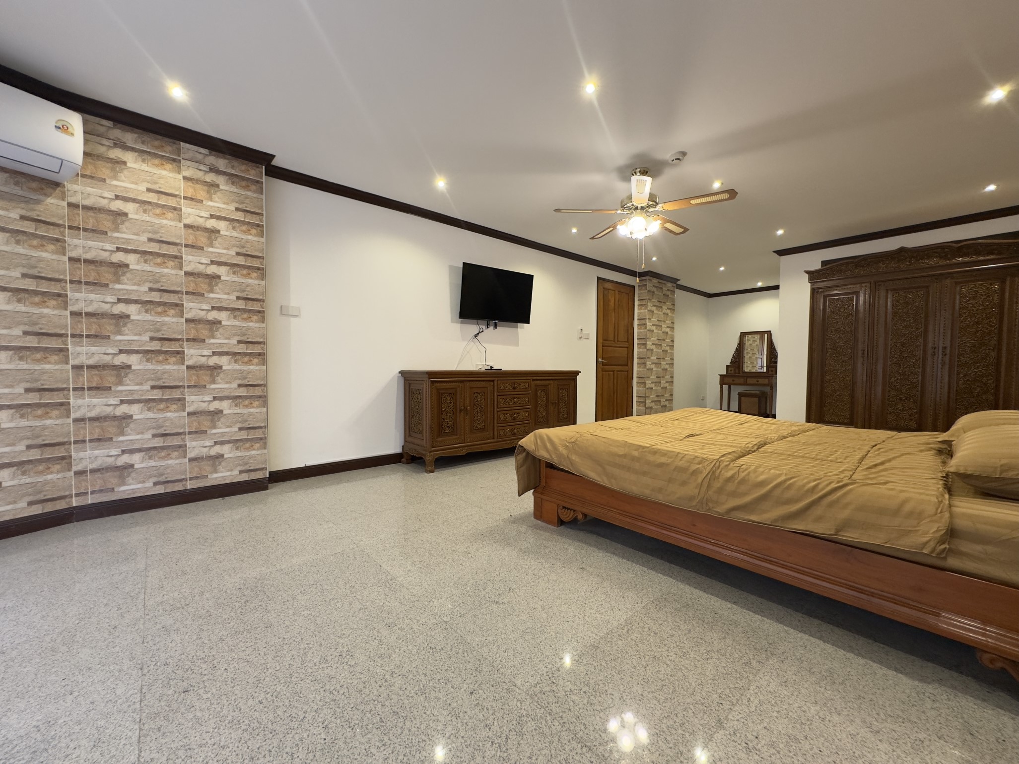 Royal Hill Resort/F2 LARGE CORNER CONDO · 2 BED · 2 BATH · 139 SQM · 3 LARGE BALCONIES · GARDEN VIEW 13
