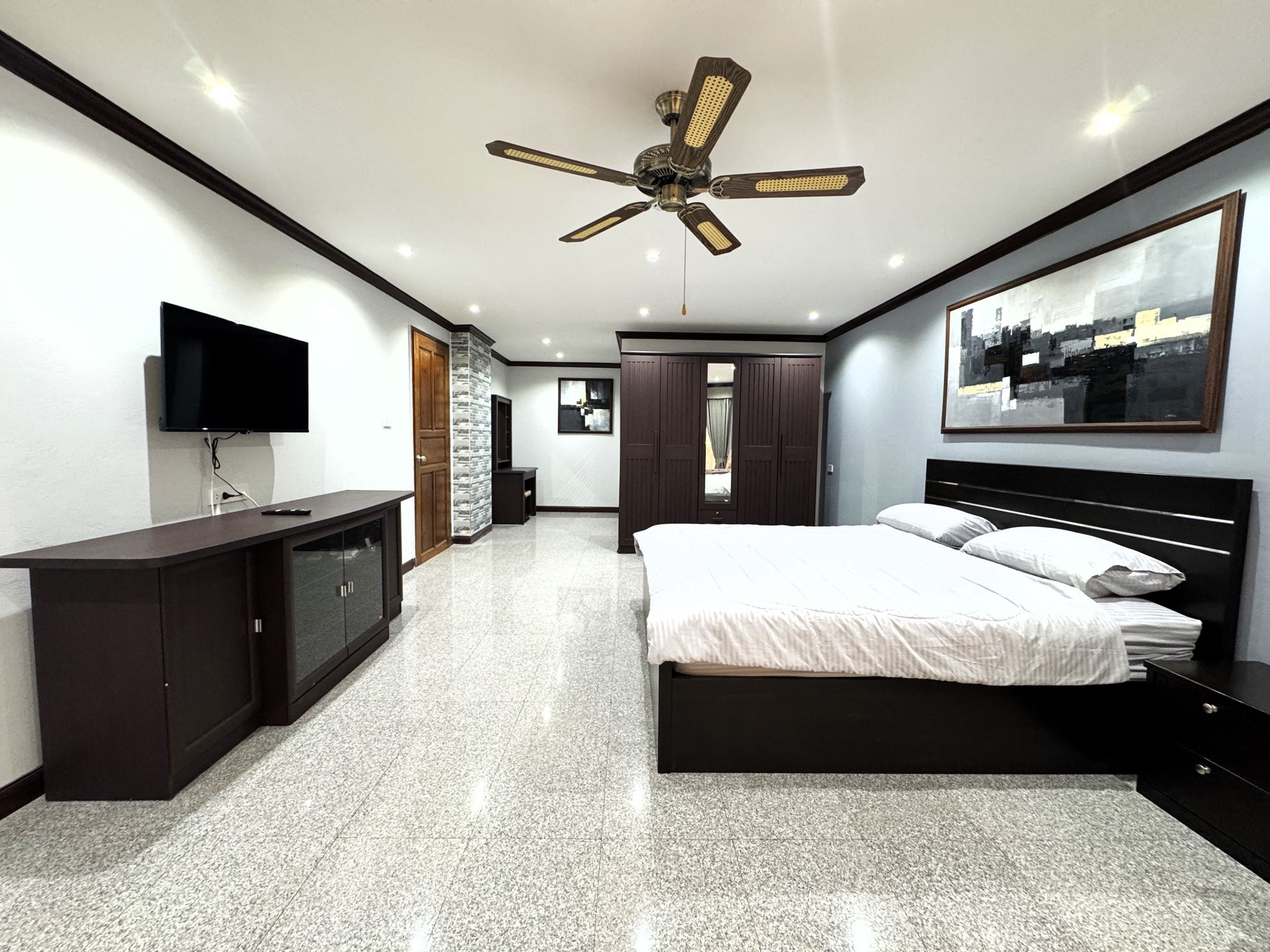 Royal Hill Resort/F1 LARGE CORNER CONDO · 2 BED · 2 BATH · 139 SQM · 3 LARGE BALCONIES · GARDEN VIEW 11