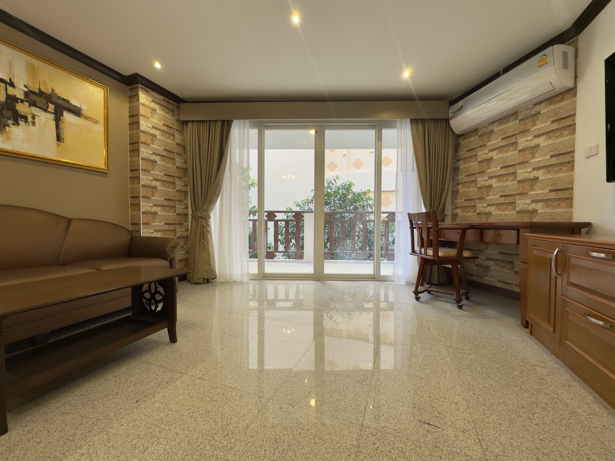 Royal Hill Resort/F2 LARGE CORNER CONDO · 2 BED · 2 BATH · 139 SQM · 3 LARGE BALCONIES · GARDEN VIEW 9