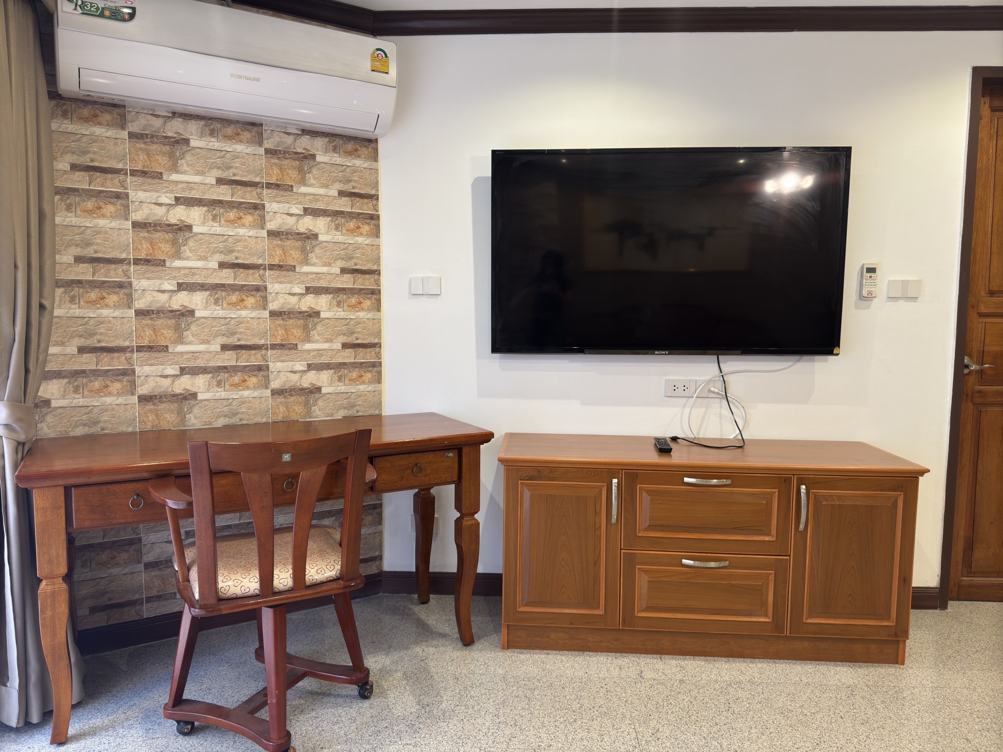 Royal Hill Resort/F2 LARGE CORNER CONDO · 2 BED · 2 BATH · 139 SQM · 3 LARGE BALCONIES · GARDEN VIEW 7