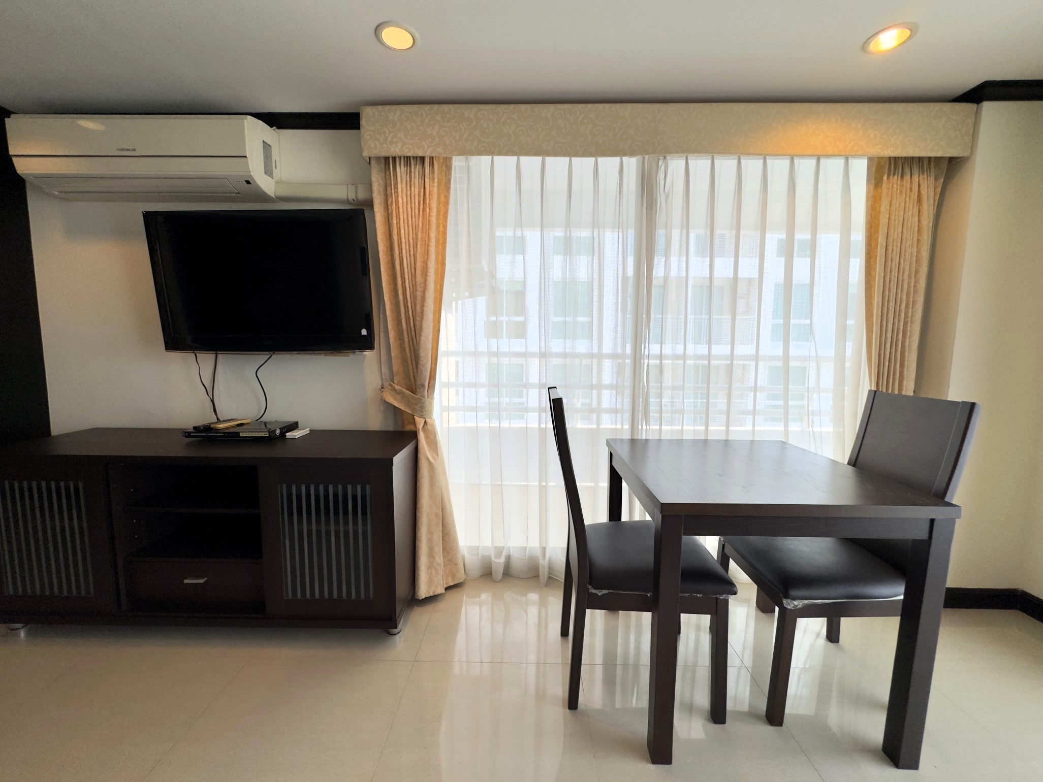 Angket/F5 STUDIO · 1 BATH · 47 SQ M · CORNER BALCONY 10