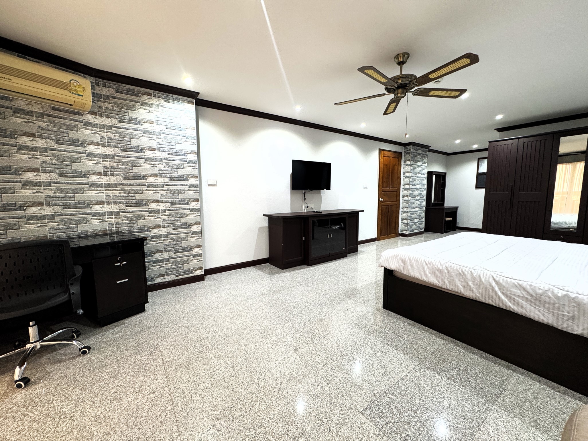 Royal Hill Resort/F1 LARGE CORNER CONDO · 2 BED · 2 BATH · 139 SQM · 3 LARGE BALCONIES · GARDEN VIEW 13