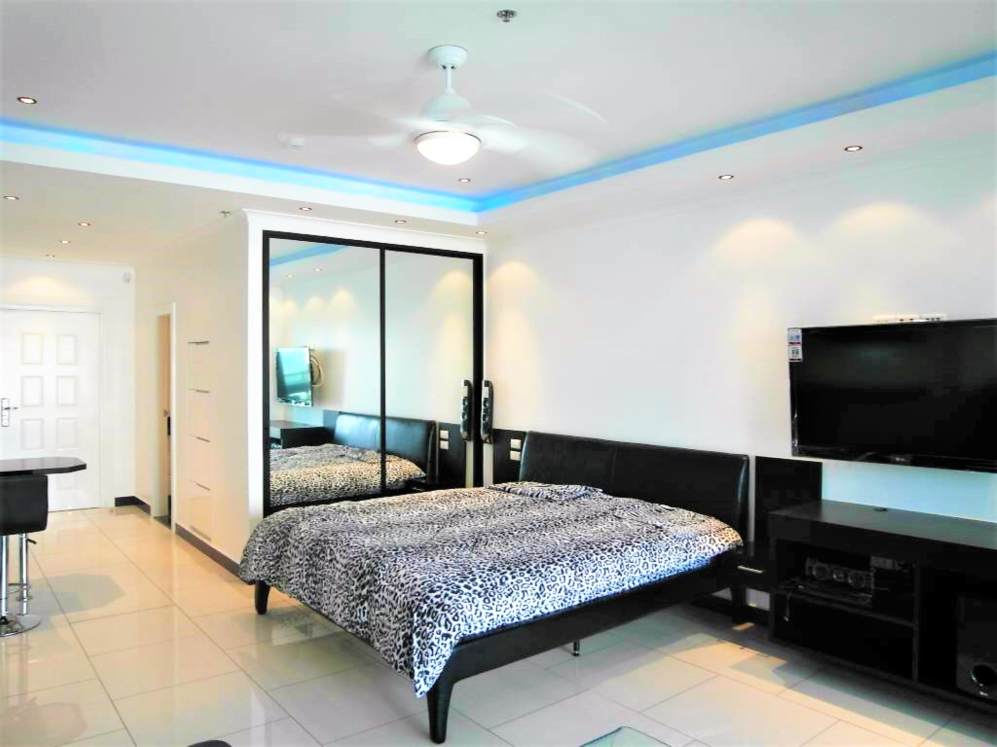 View Talay 8/F25 LARGE LUXURY STUDIO · 1 BATH · 48 SQ M · 1 BALCONY · FANTASTIC SEA VIEW 2