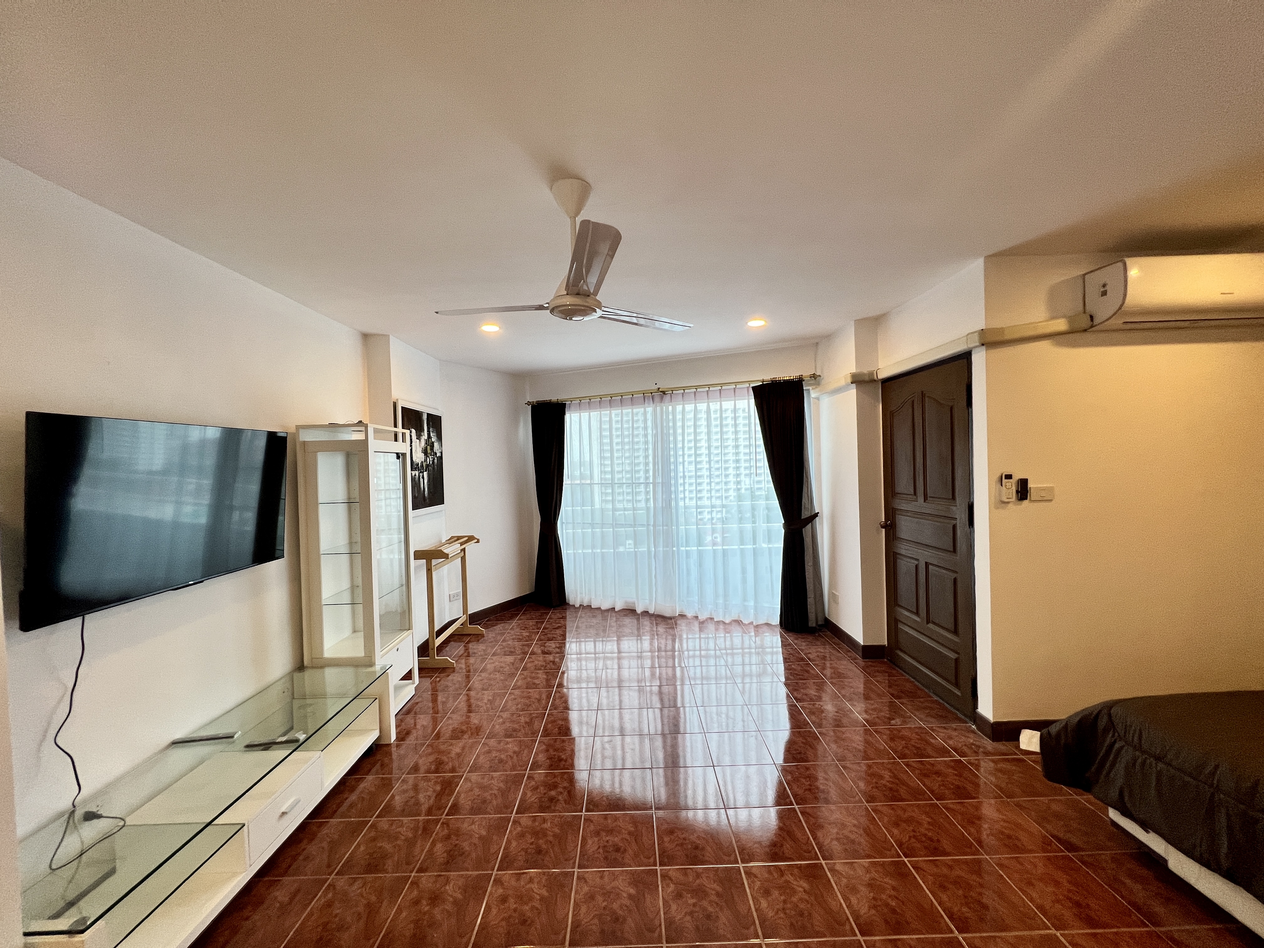 View Talay 1/F8 1 BEDROOM · 2 BATH · 95 SQ M · 2 BALCONIES · SEA & CITY VIEWS 17
