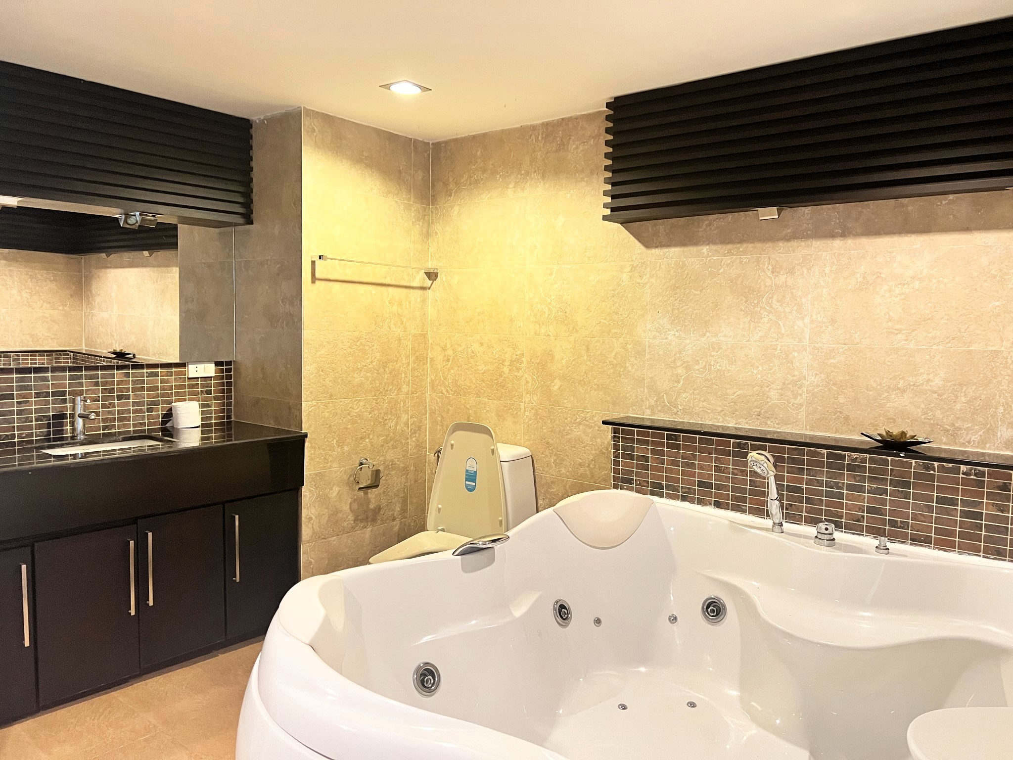 Jomtien Beach Condominium/S1/F6 1 BED · 2 BATH · 68 SQ M · 2 BALCONIES · SEA VIEW · JACUZZI BATH 13