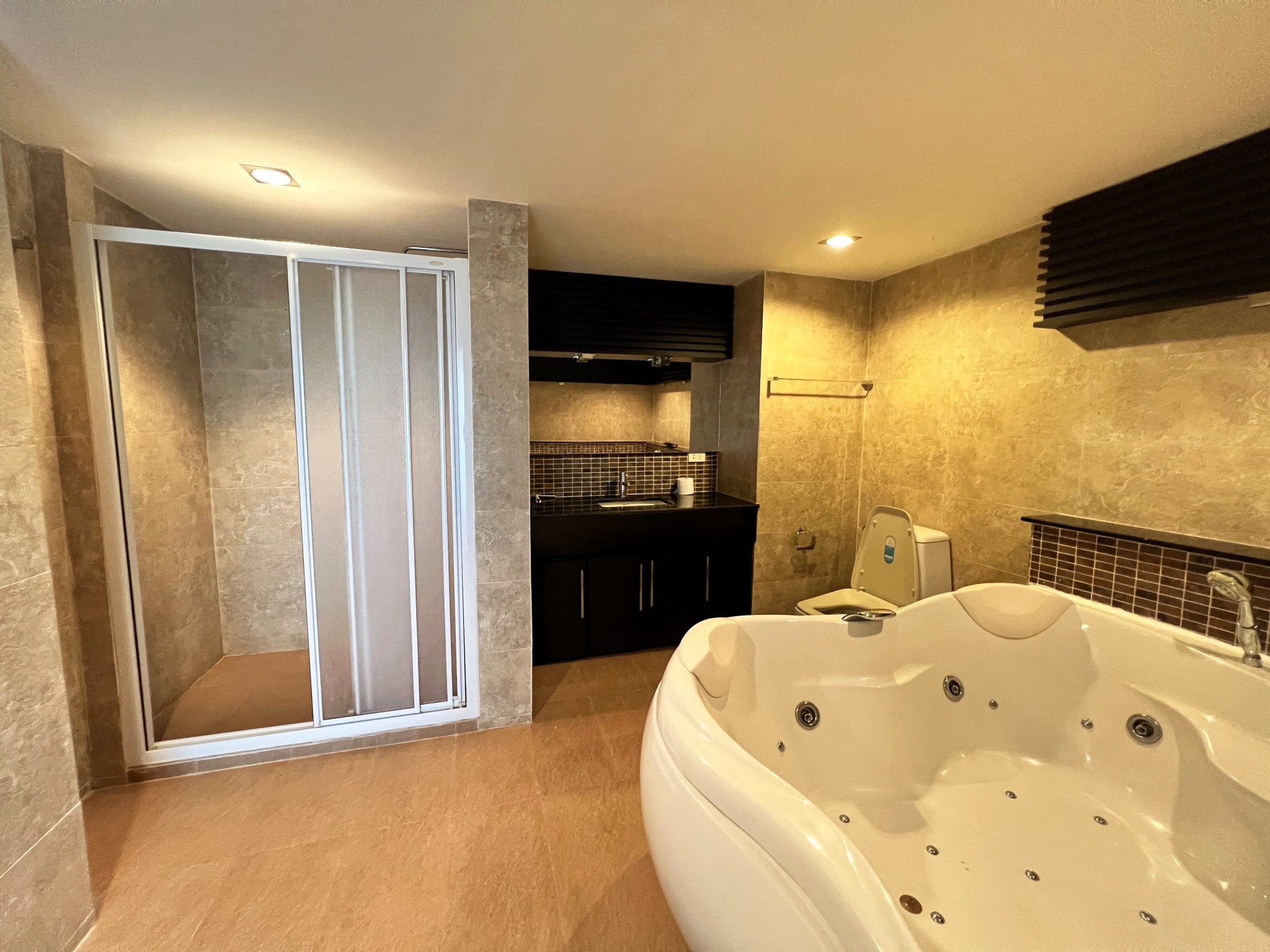 Jomtien Beach Condominium/S1/F6 1 BED · 2 BATH · 68 SQ M · 2 BALCONIES · SEA VIEW · JACUZZI BATH 16