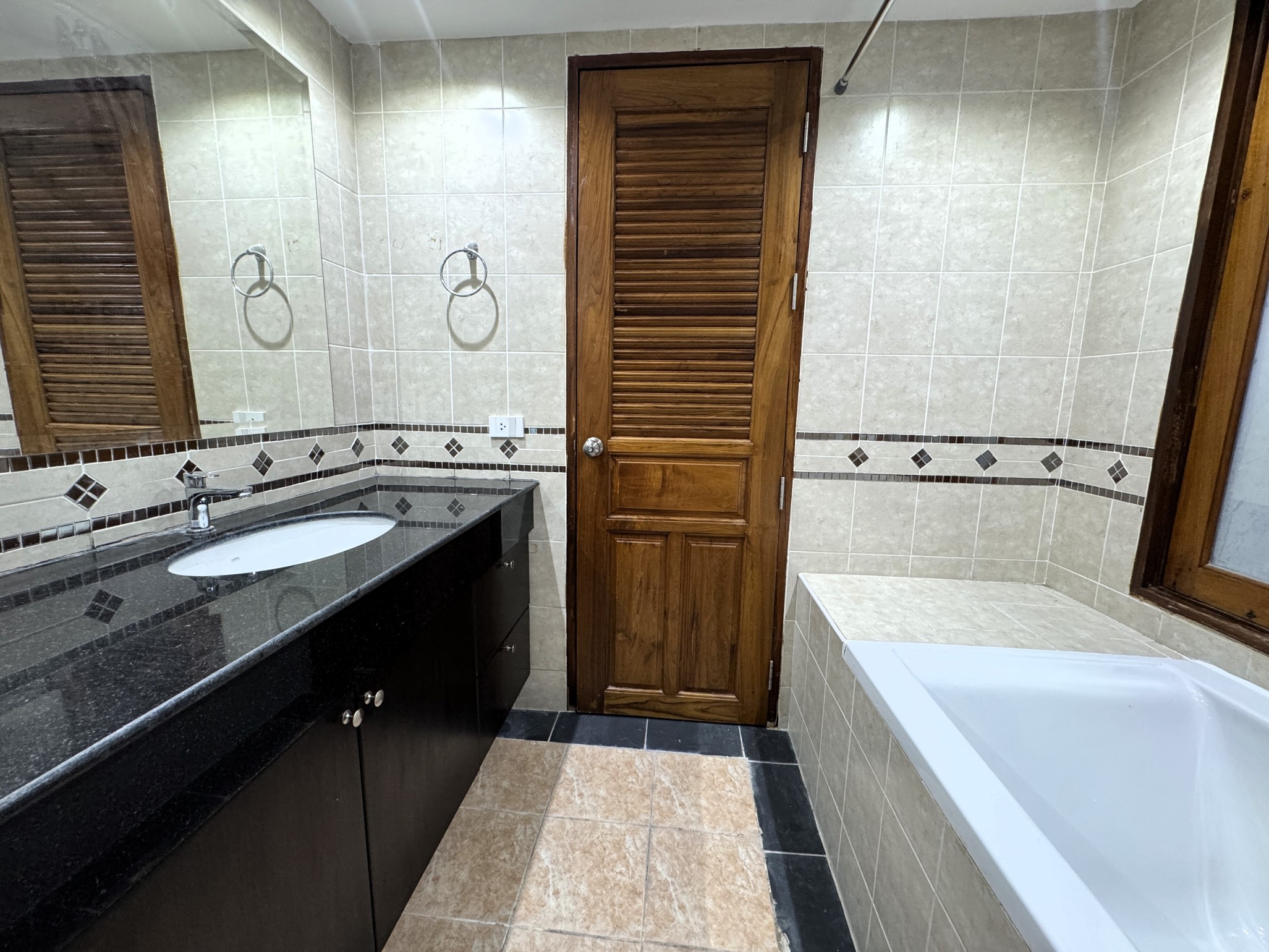 Royal Hill Resort/F1 LARGE CORNER CONDO · 2 BED · 2 BATH · 139 SQM · 3 LARGE BALCONIES · GARDEN VIEW 10