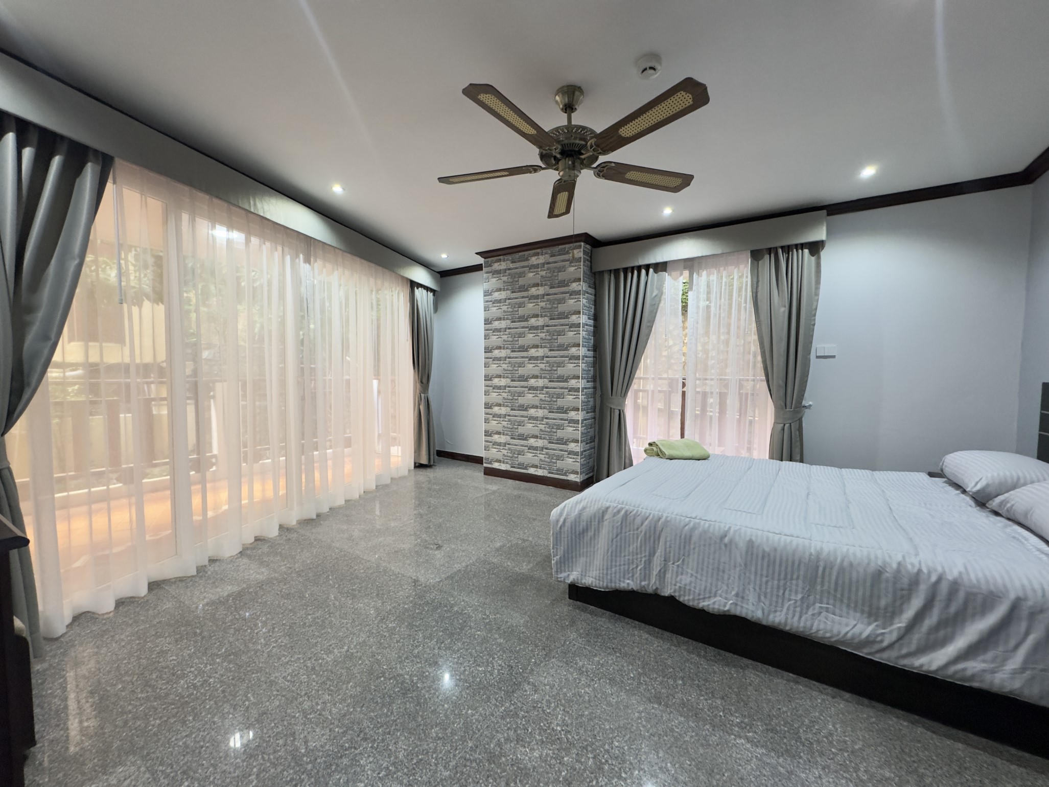 Royal Hill Resort/F1 LARGE CORNER CONDO · 2 BED · 2 BATH · 139 SQM · 3 LARGE BALCONIES · GARDEN VIEW 19
