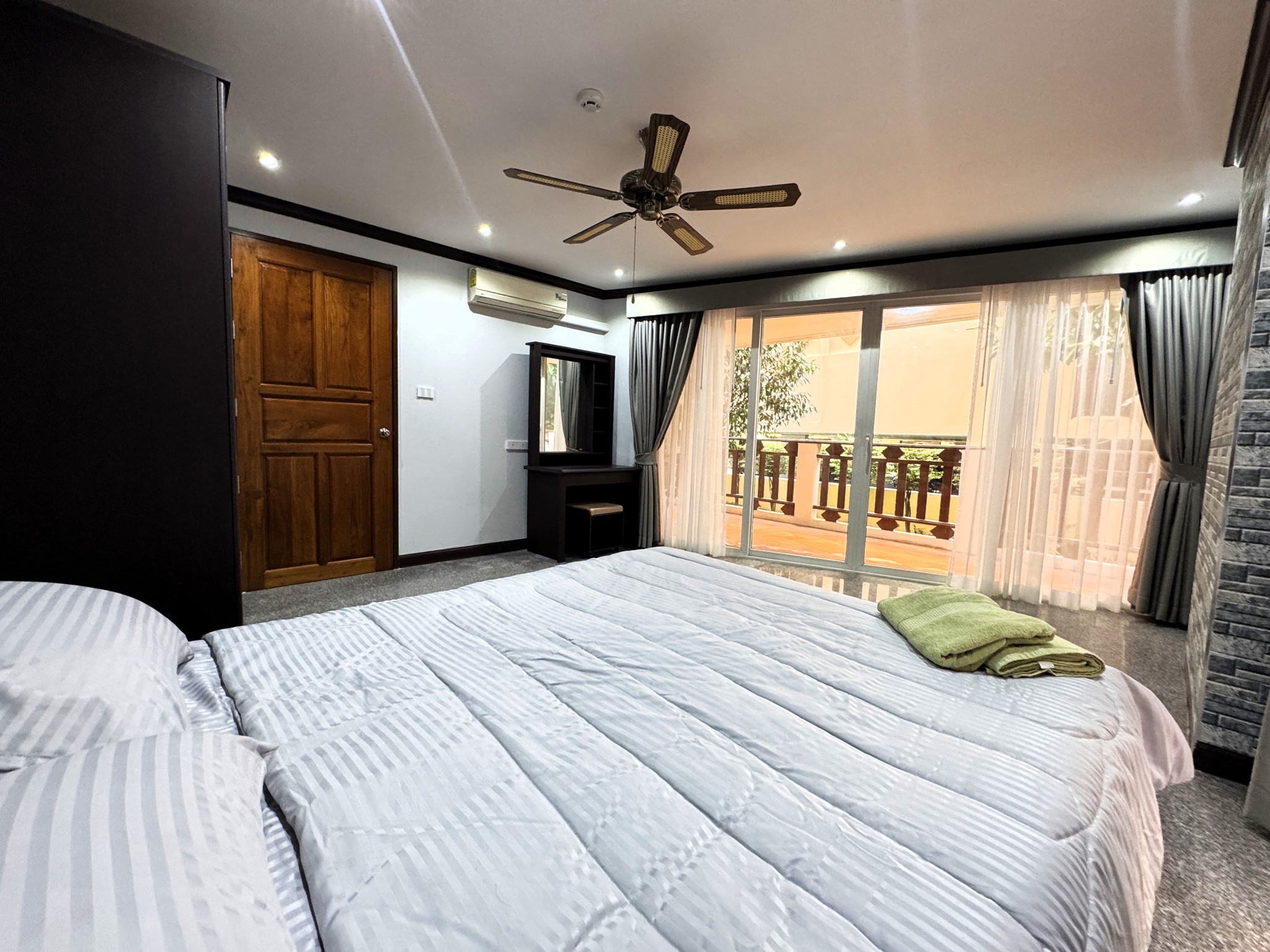 Royal Hill Resort/F1 LARGE CORNER CONDO · 2 BED · 2 BATH · 139 SQM · 3 LARGE BALCONIES · GARDEN VIEW 21